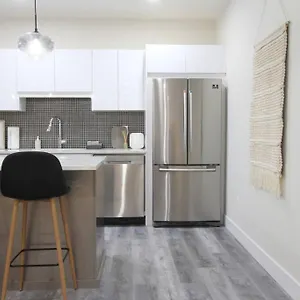 https://executive-suite-king-bed-5-min-to-dt-whyte-ave-sleeps-6.edmonton-hotels.net